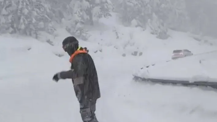 Uludağ yolunda trafik oluştu, o snowboard yaparak indi