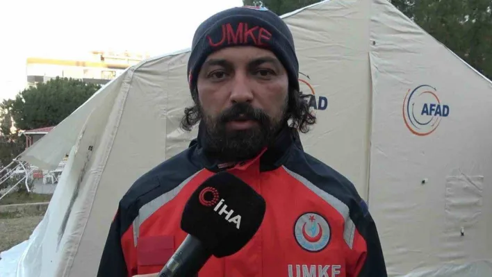 UMKE personeli yemeğini kedi ile paylaştı