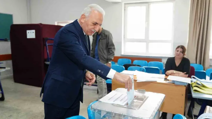 Ümraniye Belediye Başkanı İsmet Yıldırım, oyunu kullandı