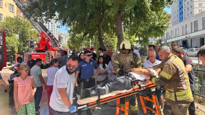 Ümraniye'de binanın çatısında çıkan yangın yandaki binaya da sıçradı