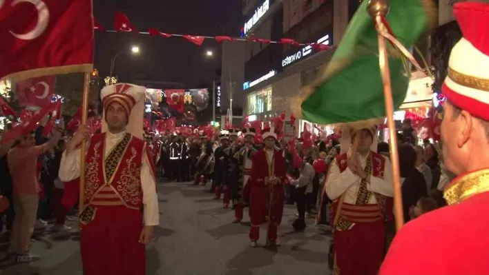 Ümraniye'de Cumhuriyet'in 100. yılı binlerin katıldığı yürüyüşle kutlandı