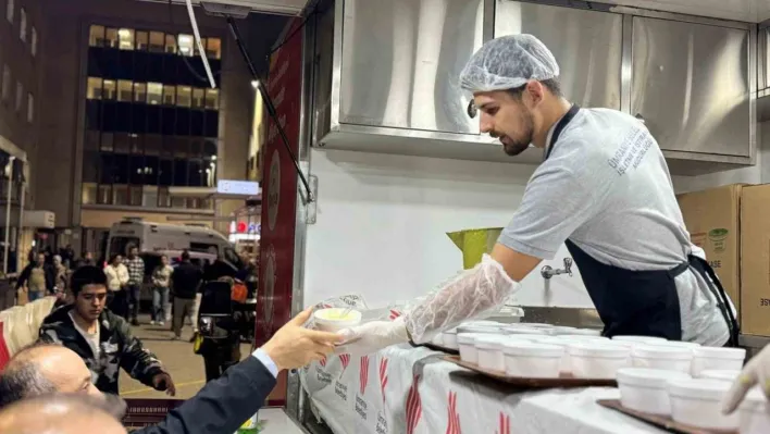 Ümraniye'de her gün binlerce kişiye sıcak çorba ikramı