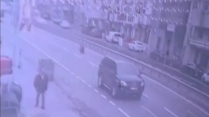 Ümraniye'de ilginç kaza kamerada: Sürücüsüz motosikletin çarpmasından kıl payı kurtuldu