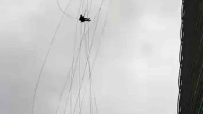 Ümraniye'de korku dolu anlar: Gökdelenin camlarını temizlerken kuvvetli rüzgara yakalandılar