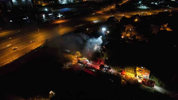 Ümraniye'de korkutan çatı yangını