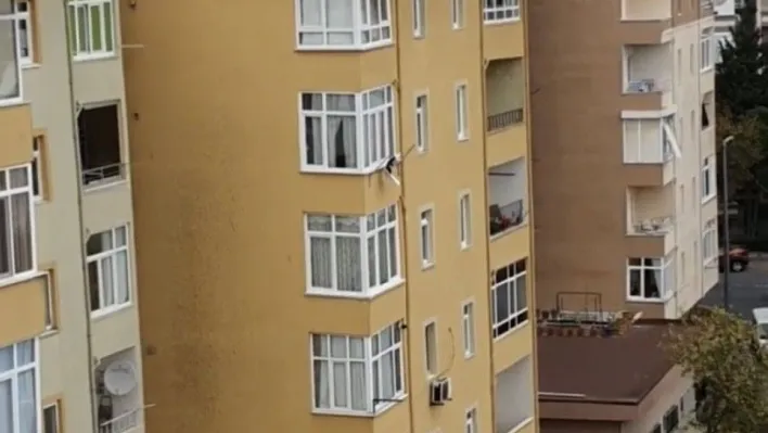 Ümraniye'de pes dedirten görüntü: Çatı parçalarının uçmaması için canlarını hiçe saydılar