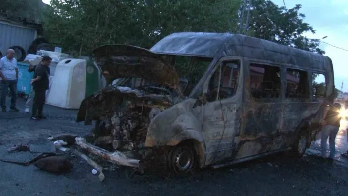 Ümraniye'de servis aracı alev alev yandı