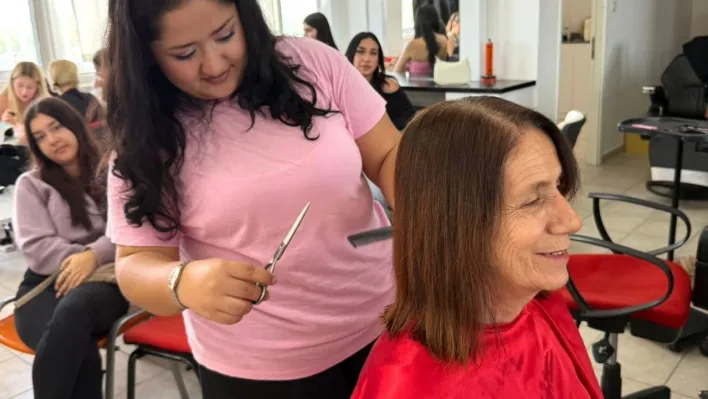 Üniversite öğrencilerinden kanserle mücadele eden kadınlara moral desteği