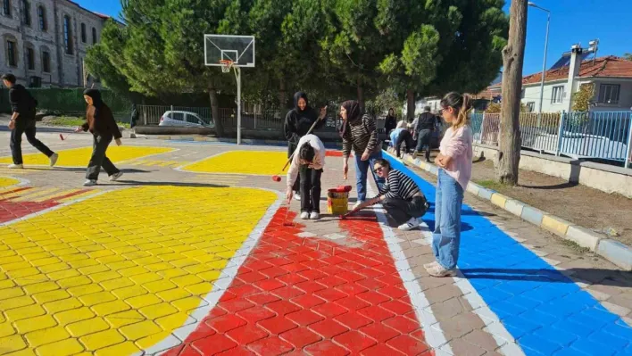 Üniversiteli gençlerden İlkokula çocuklar için oyun alanı