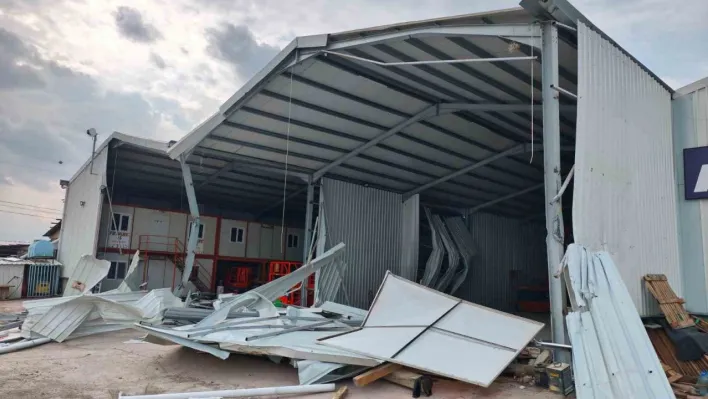 Ürünlü'de iki kaçak yapı yıkıldı