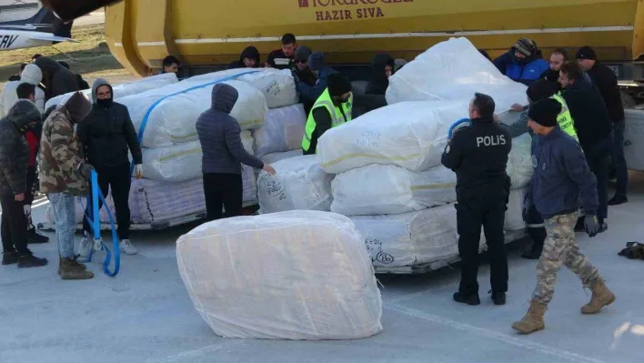 Uşak'tan deprem bölgesine uçakla battaniye gönderildi