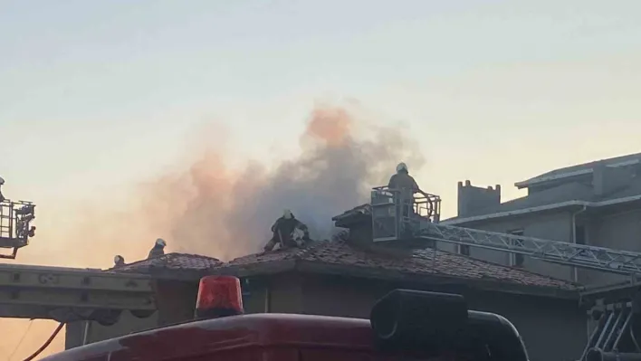 Üsküdar'da 3 katlı binanın çatısı alev alev yandı