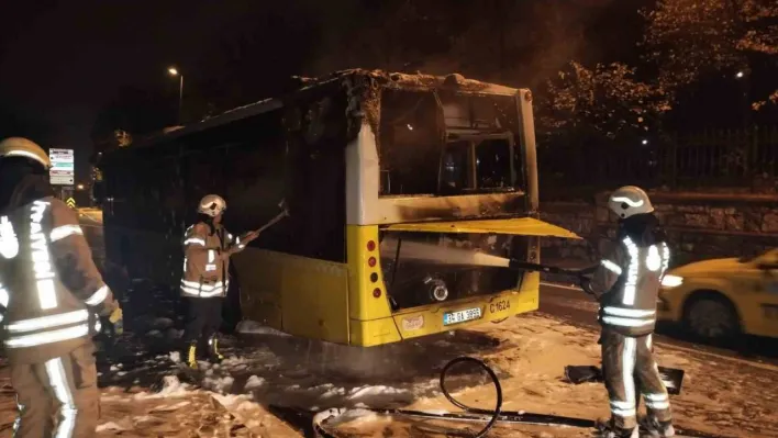 Üsküdar'da İETT otobüsü yanarak kullanılamaz hale geldi