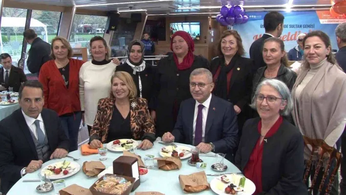 Üsküdar'da kadın muhtarlar, kadına şiddete 'dur' demek için mor ve turuncu balonları gökyüzüne bıraktı