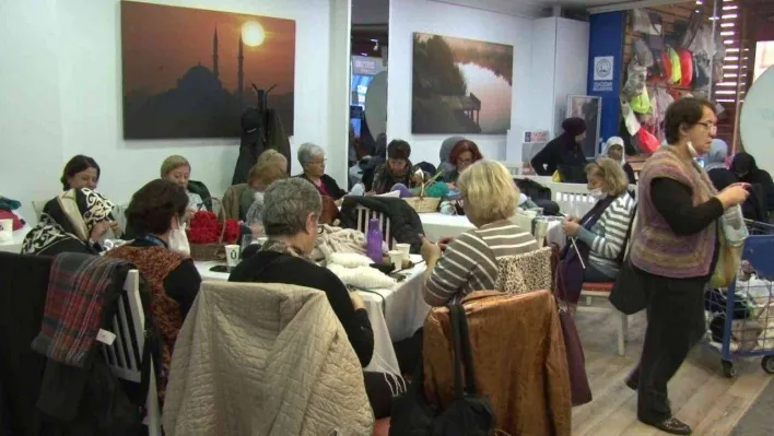 Üsküdar'da, kullanılmayan el örgüsü giyecekler ihtiyaç sahipleri için yeniden örüldü
