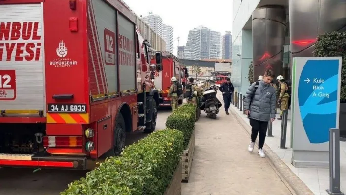 Üsküdar'da lüks sitenin otoparkında yangın çıktı