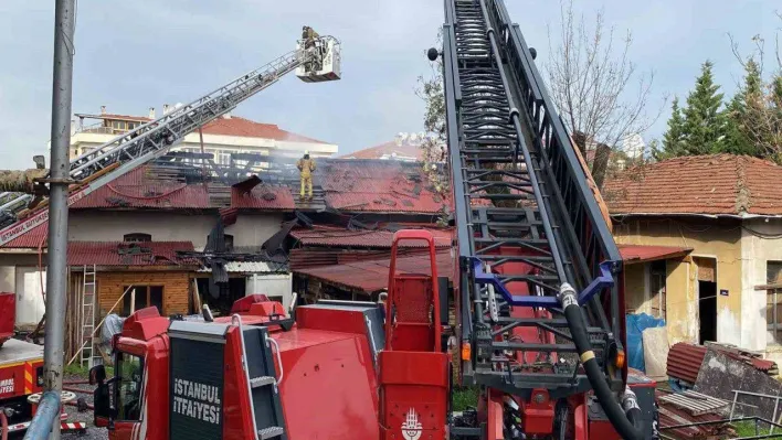 Üsküdar'da marangozhane çatısı alev alev yandı