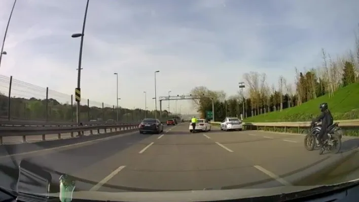 Üsküdar'da yolda kalan araç sürücüsünün imdadına trafik polisi yetişti