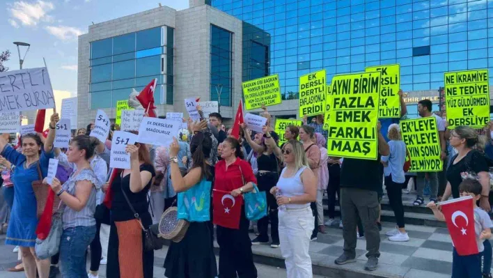 Usta öğreticilerden Ankara Büyükşehir Belediyesi önünde eylem