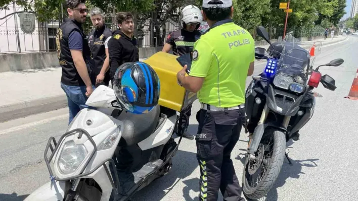 Uygulamadan kaçarken yakalanan sürücü, 'Ehliyetim yanımda yoktu, döndüm, polis abi Allah razı olsun beni yakaladı'