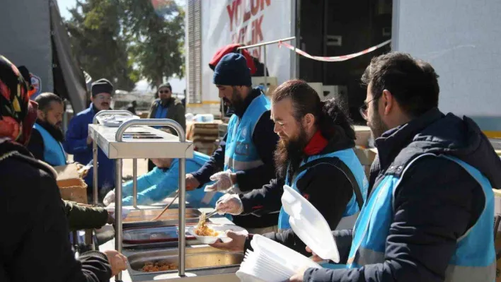 Uygur Türklerinden depremzedelere 'Uygur Pilavı' ikramı