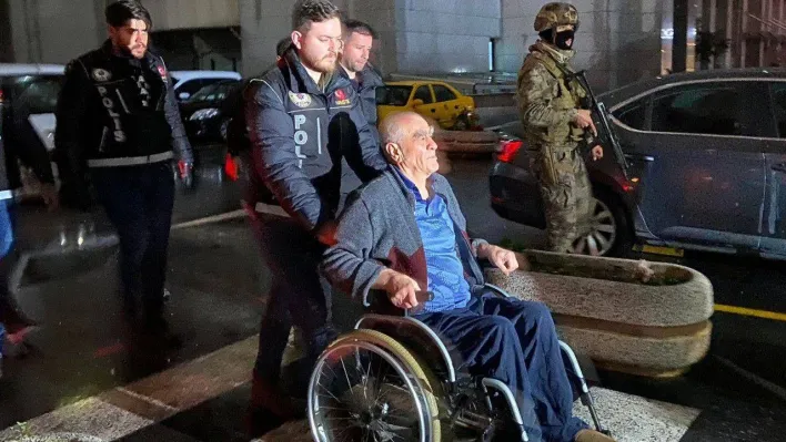 Uyuşturucu baronu, polisi karşısında görünce ellerini kaldırmış