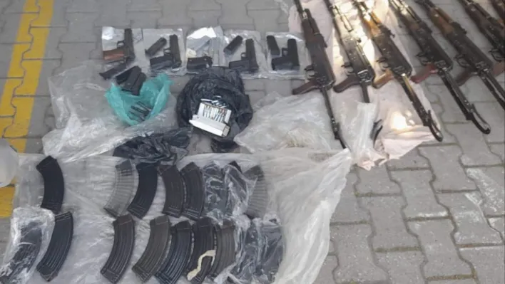 Uyuşturucu sandılar, silah deposu çıktı: Otomobili kullanan şoför polisti