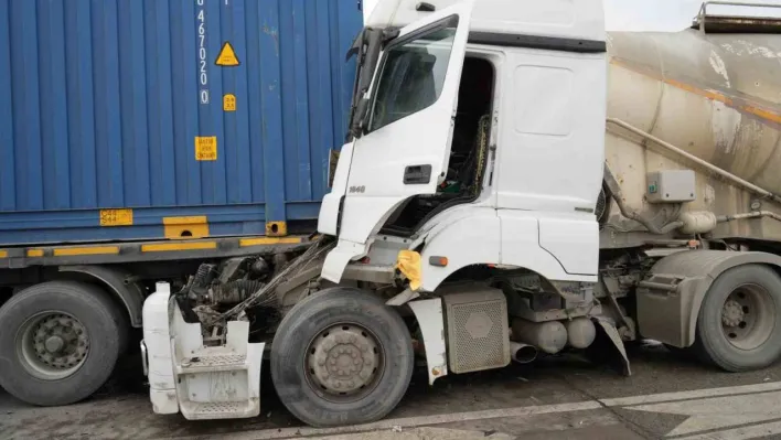 Uyuya kalan beton mikseri şoförü, gişelerde tıra arkadan çarptı: 2 yaralı