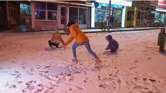 Uzunköprü'de çocuklar kartopu oynayarak karın keyfini çıkardı