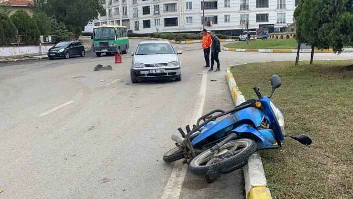 Uzunköprü'de motosiklet otomobile çarptı: 1 yaralı