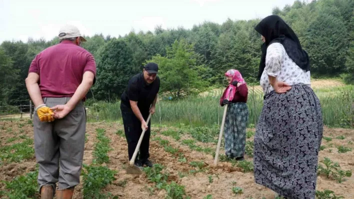 Vali Kaldırım, eline aldığı çapayla vatandaşa yardım etti