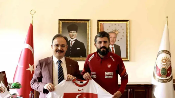 Vali Kızılkaya, Bilecik'in gurur kaynağı kaleciyi kutladı