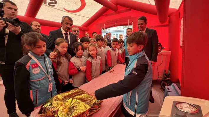 Vali öğrencilerle geleneksel oyunlar oynadı