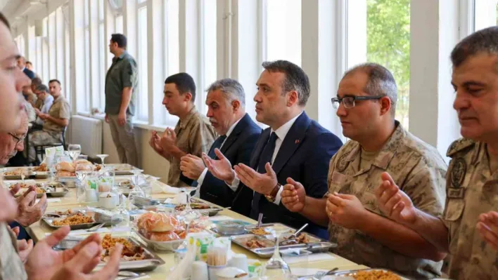 Vali Sözer Mehmetçiklerle aynı sofrada buluştu