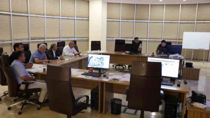 Vali Toraman, Ayvacık ve Gelibolu ilçelerinde devam eden orman yangınlarını Yangın Yönetim Merkezinden takip ediyor