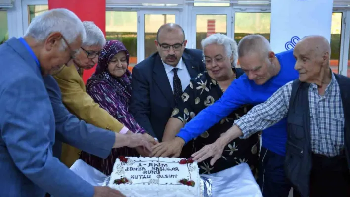 Vali Ustaoğlu, huzurevinde yaşlı bireylerle bir araya geldi