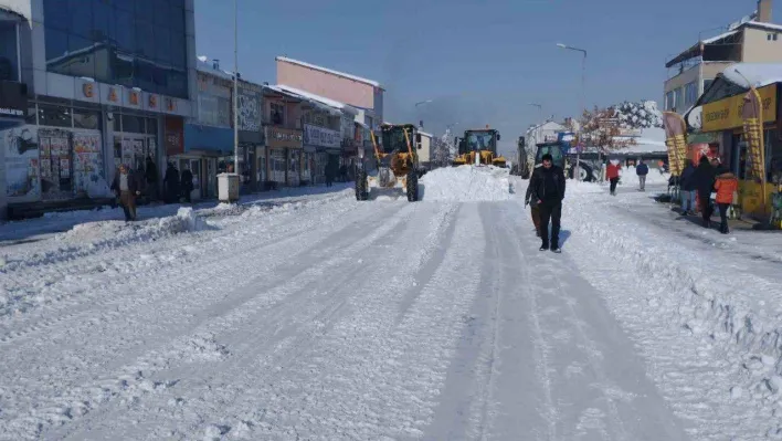 Varto'nun cadde ve sokaklarında biriken kar kütleleri ilçe dışına taşınıyor