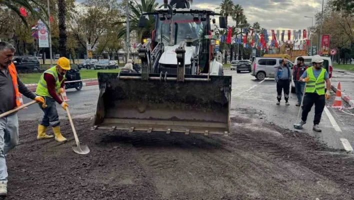 Vatan Caddesi'nde İBB'nin yaptığı yol çalışması çöktü, Fatih Belediyesi ekipleri anında müdahale etti