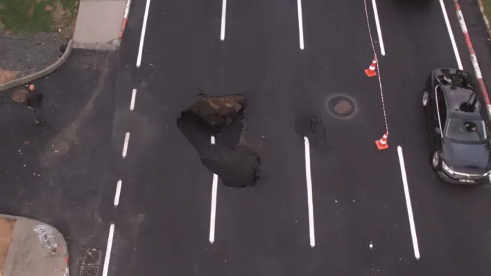 Vatan Caddesi'nde oluşan çukur havadan görüntülendi