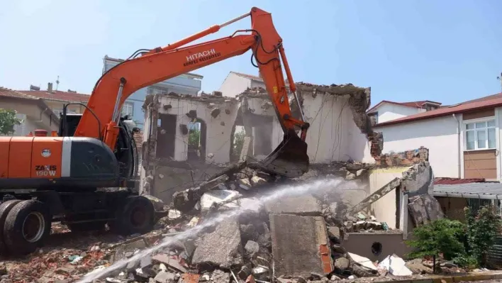 Vatandaşın güvenliği için metruk binalar yıkılıyor