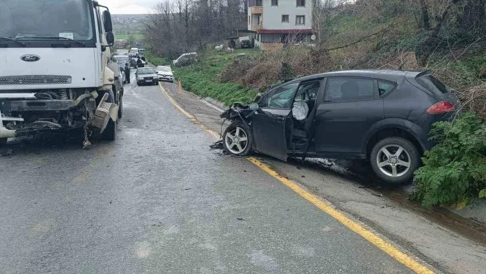 Vidanjör ile kafa kafaya çarpışan otomobil hurdaya döndü: 1 yaralı