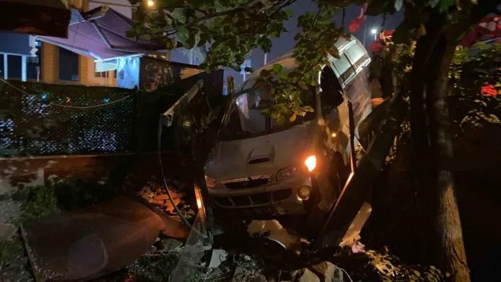 Virajı alamayan iki araç çarpıştı, panelvan evin bahçesine girdi: 1 yaralı