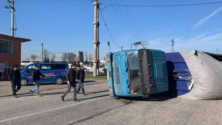 Virajı alamayan kamyon devrildi: 2 yaralı