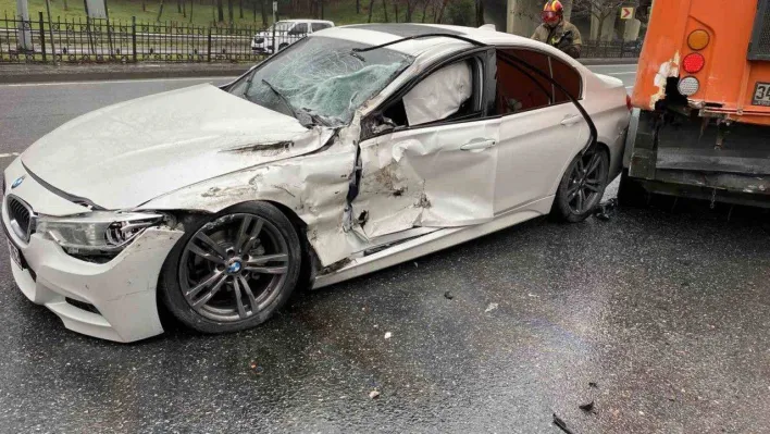 Virajı alamayan lüks araç yol temizleme aracına çarptı: 1 yaralı