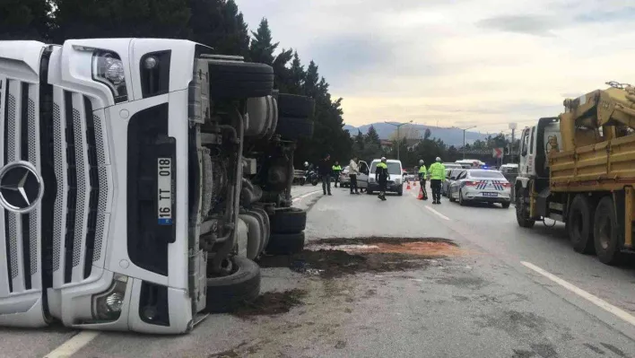 Virajı alamayan tır devrildi, trafik felç oldu