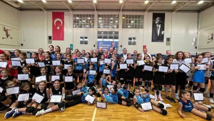 Voleybol Şenliği'nde 800 çocuk buluştu