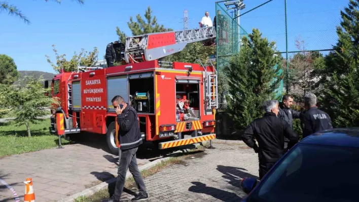 Yabancı uyruklu üniversite öğrencisi kampüsteki tenis kortunun direğinde asılı halde bulundu