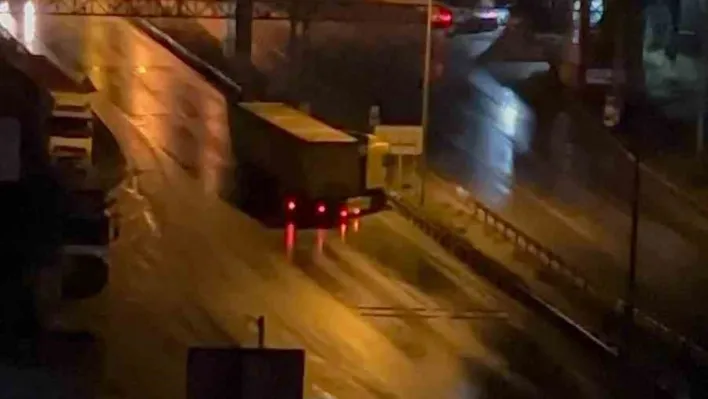 Yağış sebebiyle tır kaydı, trafik aksadı