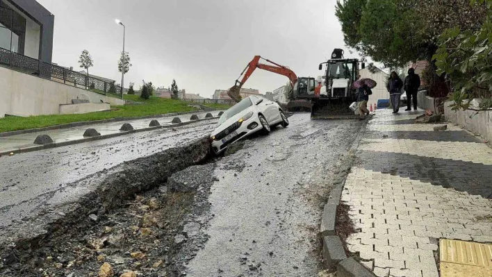 Yağmur suyu kanalı çalışmasında açılan çukura otomobil düştü