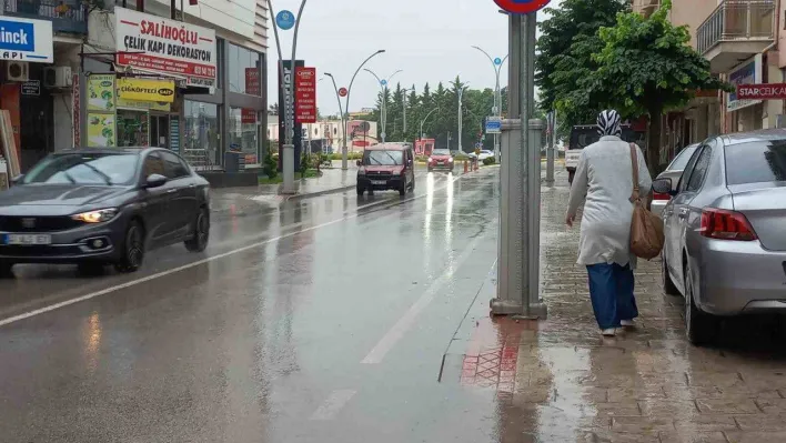 Yağmura yakalanmak istemeyen vatandaşlar hafta sonunu evde geçiriyor